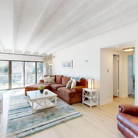 Tiburon 1B Apartment